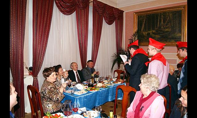 Отряд юных пионеров делает добрые дела.