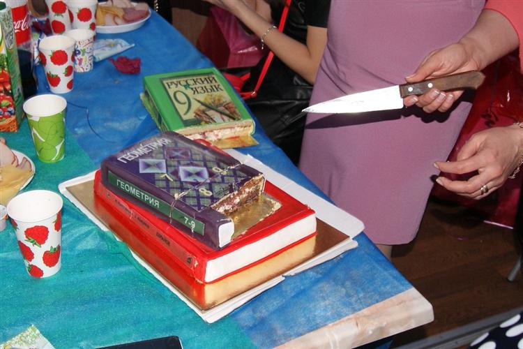Кульминация выпускного вечера в 9 классе на теплоходе - праздничный торт